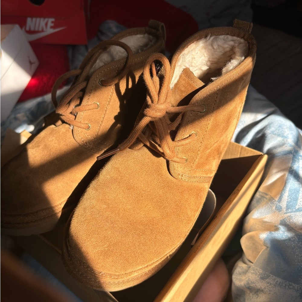 UGG women’s neumel leather shoes size 6!